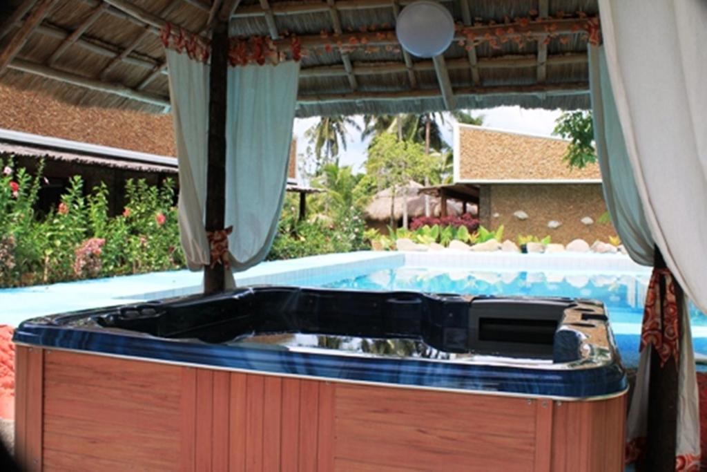 Cooper'S Beach Resort Lucbuan Exterior photo